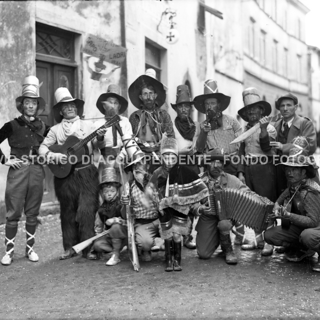 CA1.2.2 Carnevale 1939 Cerchiamo un capo