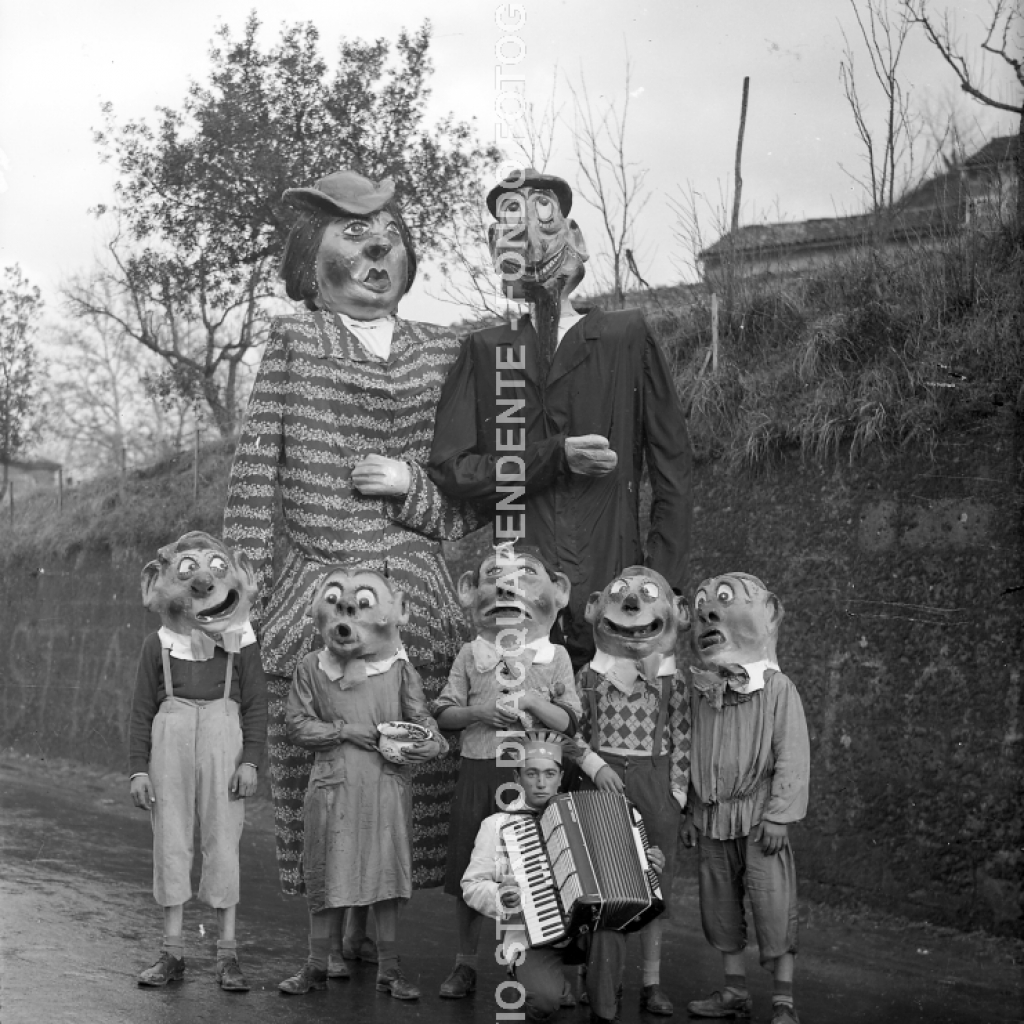 CA1.3.2 Carnevale 1950 La grande famiglia