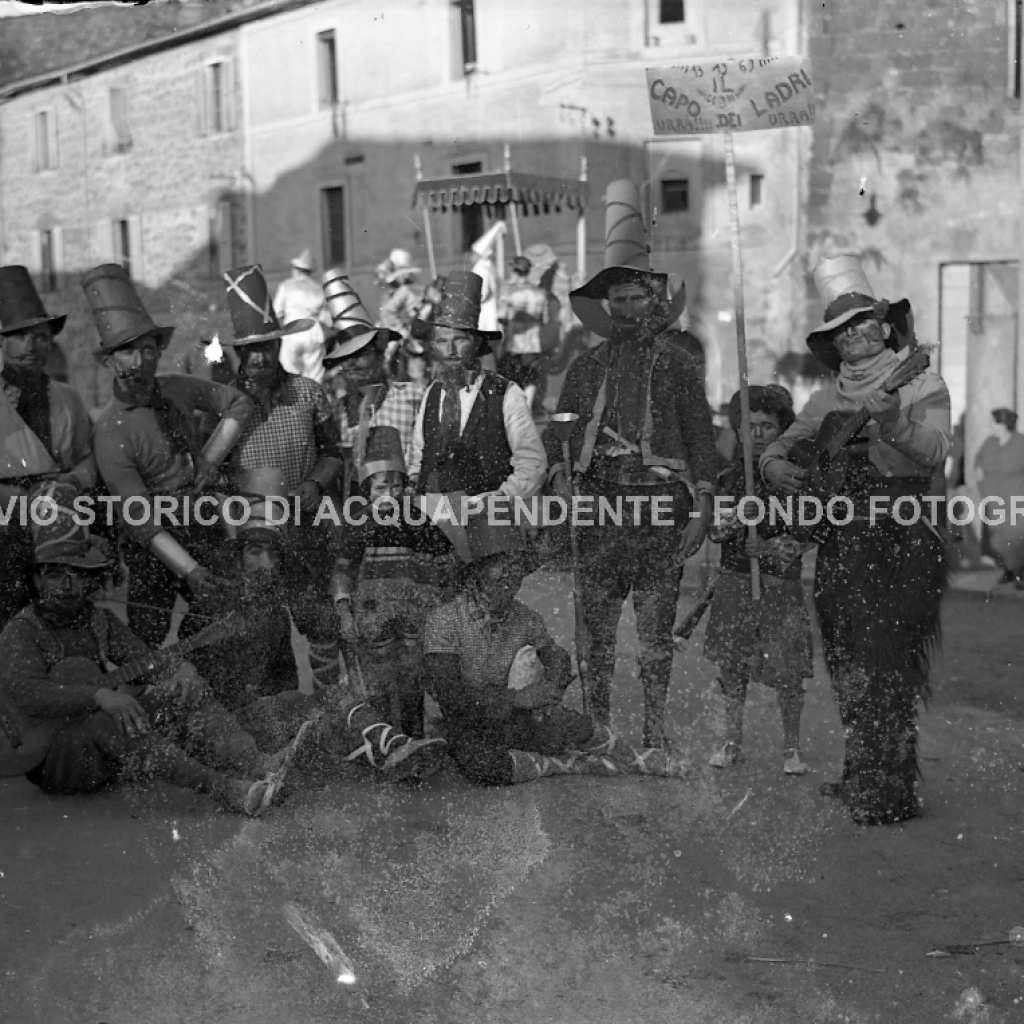 CA2.1.2 Carnevale 1939 Cerchiamo un capo