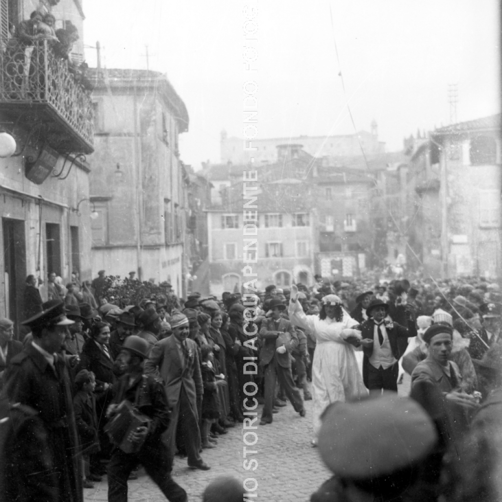 CA2.2.3 Carnevale 1938 Mascherata Matrimonio-in piazza