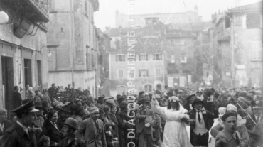 CA2.2.3 Carnevale 1938 Mascherata Matrimonio-in piazza