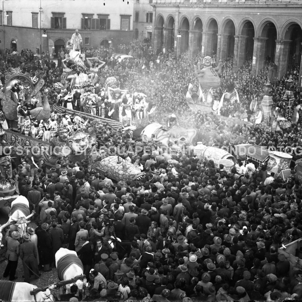 CA4.1.1 Carnevale 1951 In Piazza