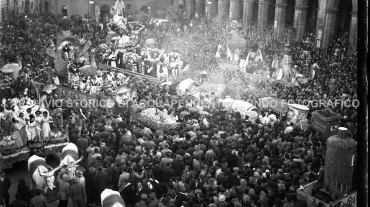 CA4.1.1 Carnevale 1951 In Piazza