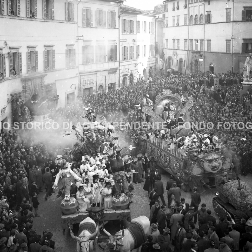 CA4.1.2 Carnevale 1951 In Piazza