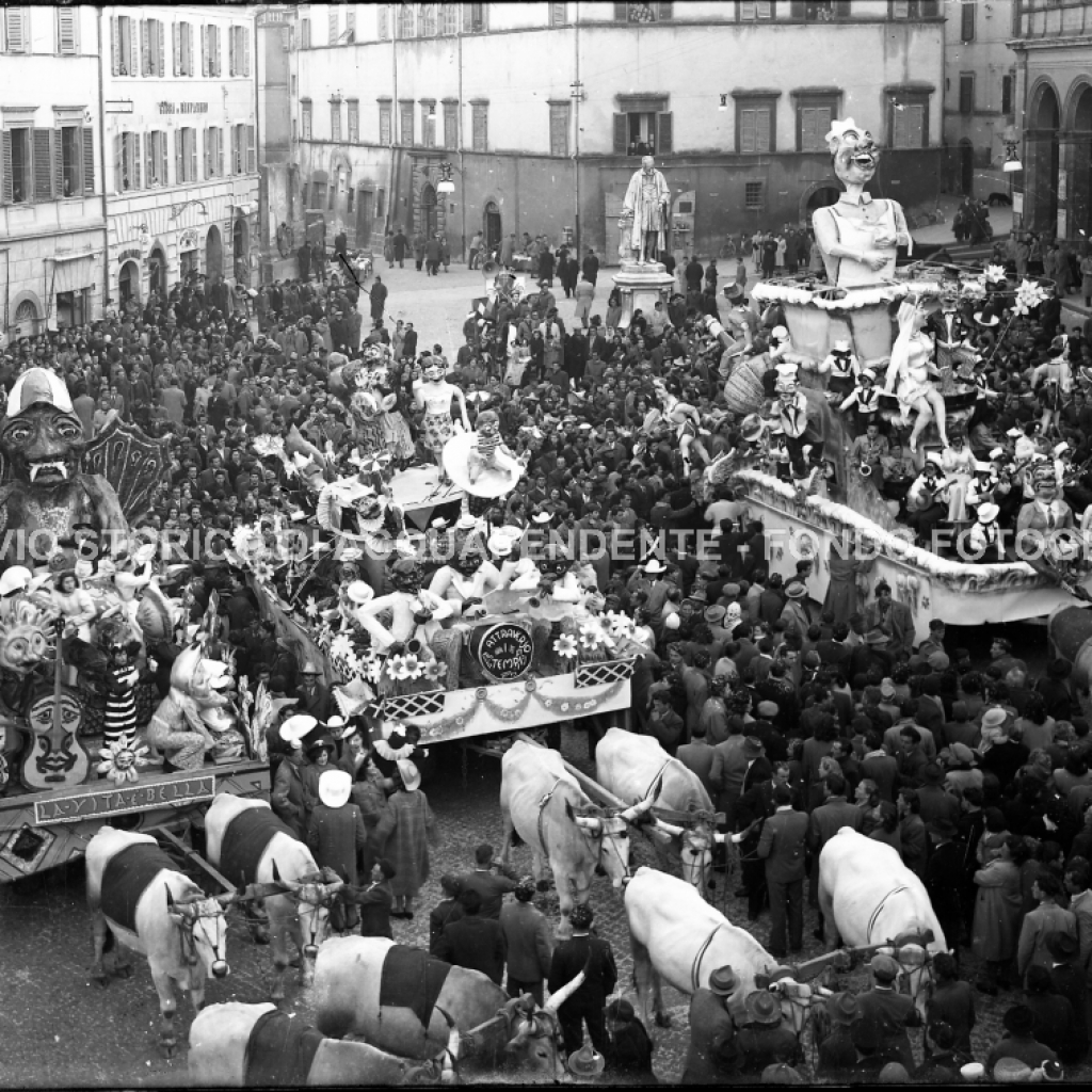 CA4.1.4 Carnevale 1953 In Piazza