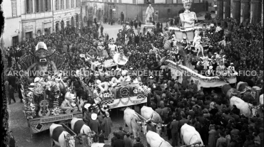 CA4.1.4 Carnevale 1953 In Piazza