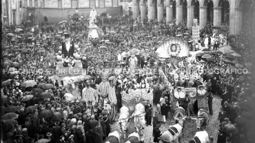 CA4.2.2 Carnevale 1940 In Piazza