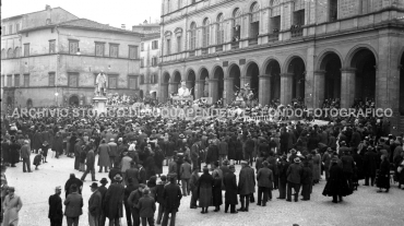 CA4.2.4 Carnevale 1938 In Piazza