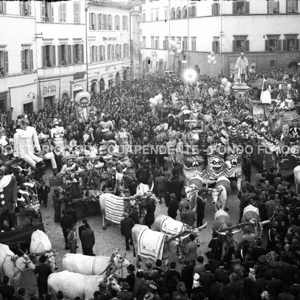 CA4.3.2 Carnevale 1952 In Piazza