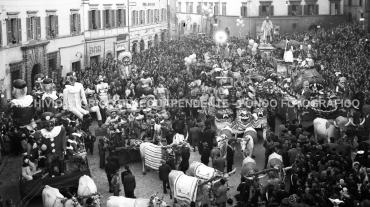 CA4.3.2 Carnevale 1952 In Piazza