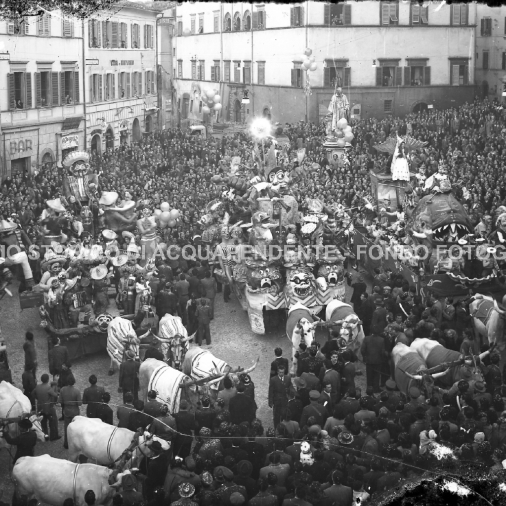 CA4.3.3 Carnevale 1952 In Piazza