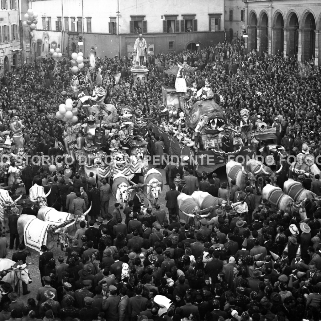 CA4.3.4 Carnevale 1952 In Piazza