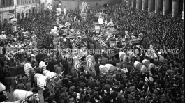 CA4.3.4 Carnevale 1952 In Piazza