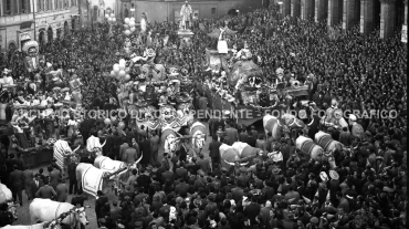 CA4.3.4 Carnevale 1952 In Piazza