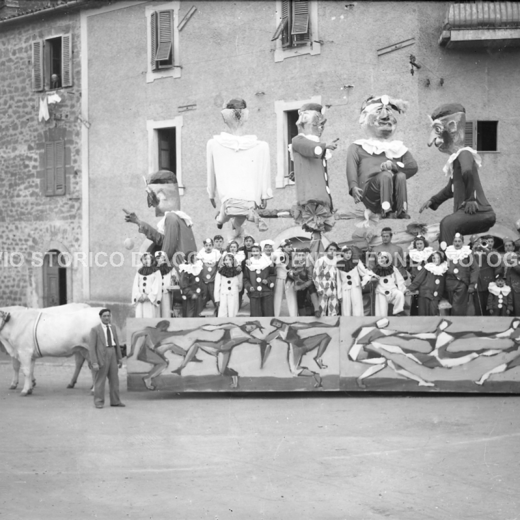 CB1.7.1 Carnevale 1952 Maschere in Campagna