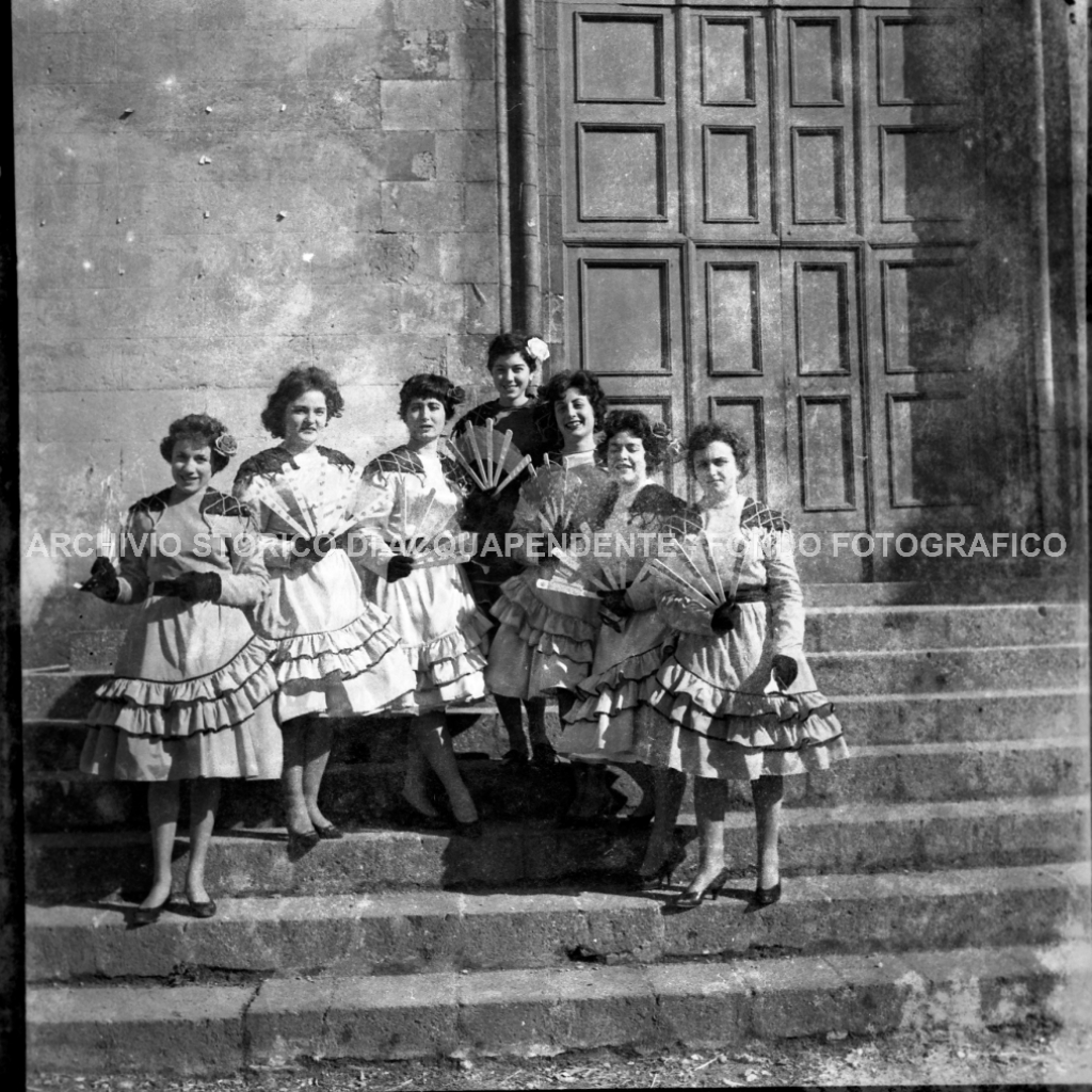 CB2.13.11 Carnevale 1960 - Ragazze Mascherate