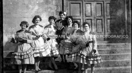 CB2.13.11 Carnevale 1960 - Ragazze Mascherate