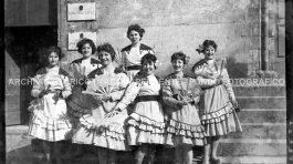 CB2.13.12 Carnevale 1960 - Ragazze Mascherate