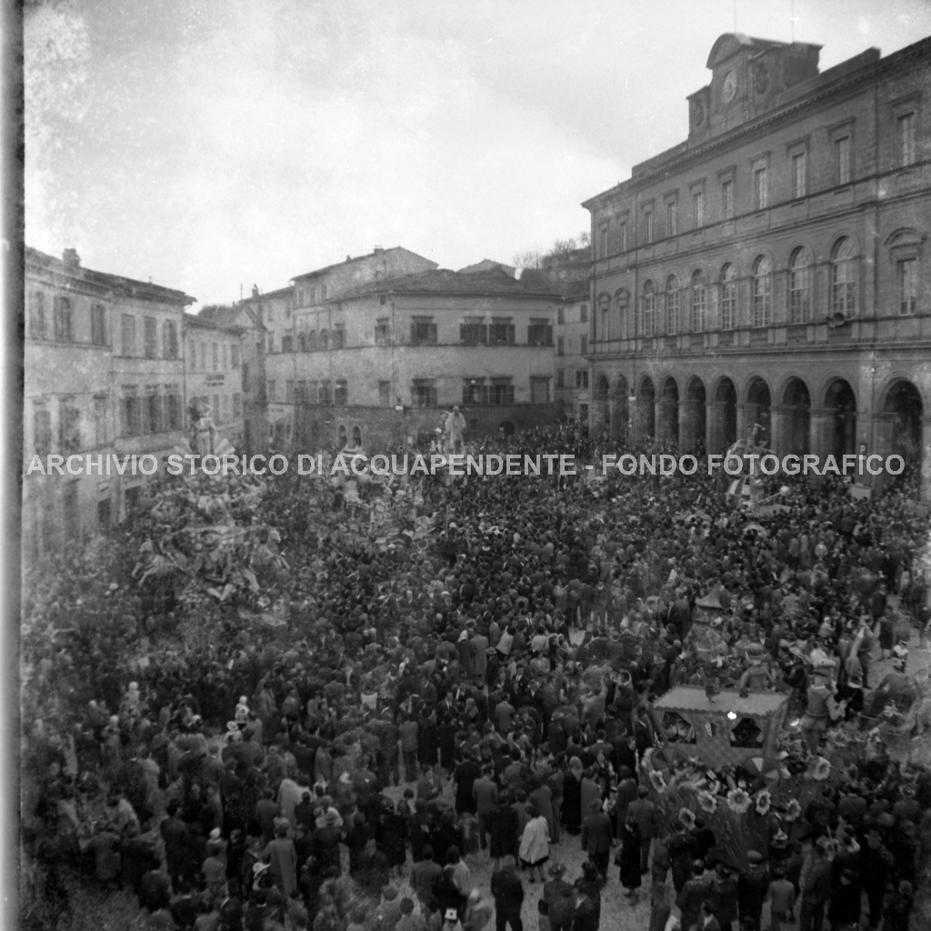 CB2.15.11 Carnevale 1960 in Piazza