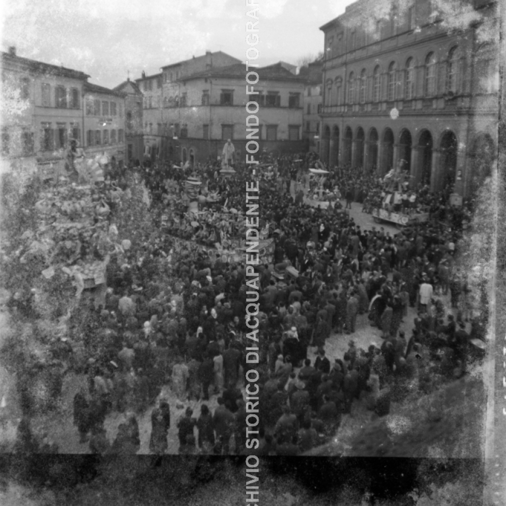 CB2.16.9 Carnevale 1960 in piazza