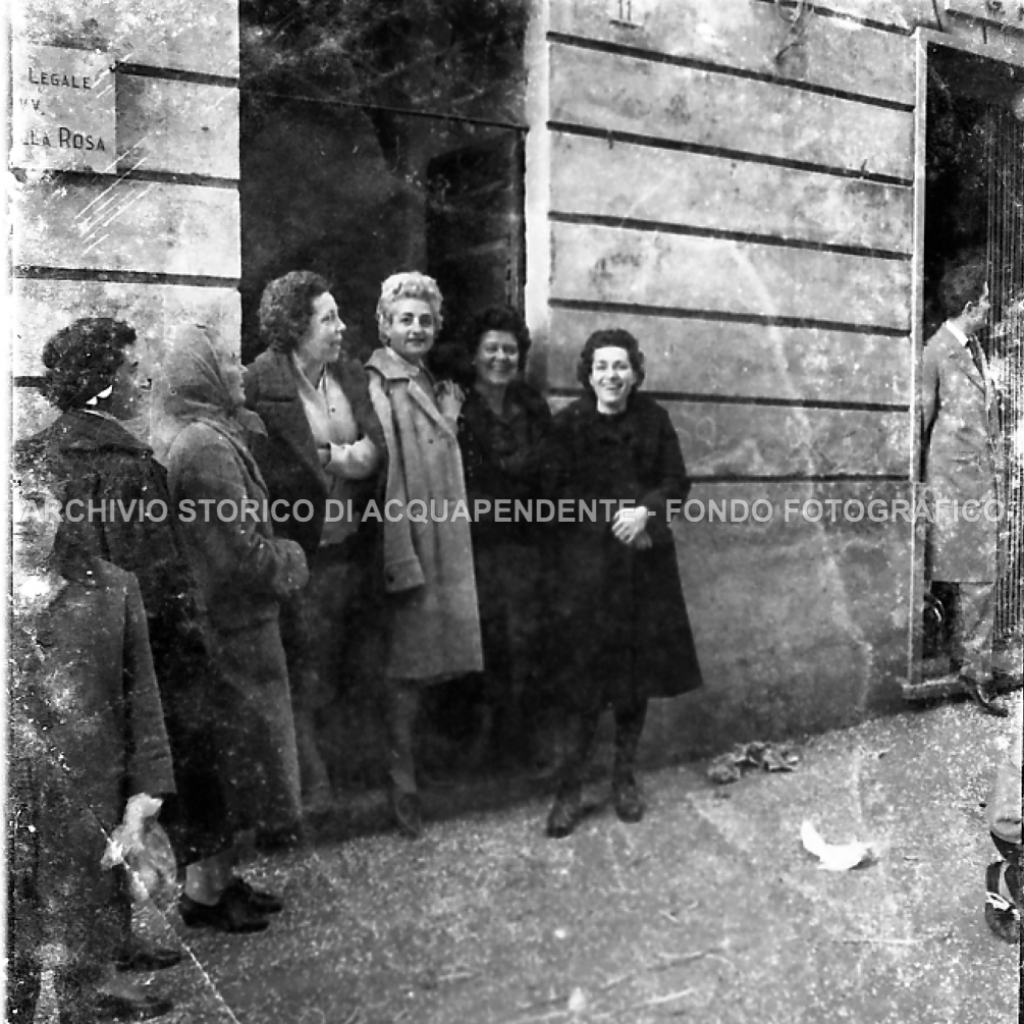 CB2.23.5 Carnevale 1961 - Donne in attesa sfilata carri