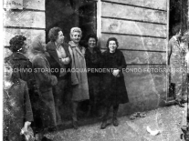 CB2.23.5 Carnevale 1961 - Donne in attesa sfilata carri