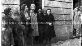 CB2.23.5 Carnevale 1961 - Donne in attesa sfilata carri