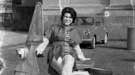 CB2.30.1 Carnevale 1962 - Maschera su Lambretta - Copia