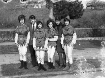 CB2.30.11 Carnevale 1962 - Ragazze mascherate e ragazzi