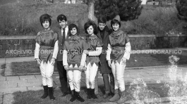 CB2.30.11 Carnevale 1962 - Ragazze mascherate e ragazzi