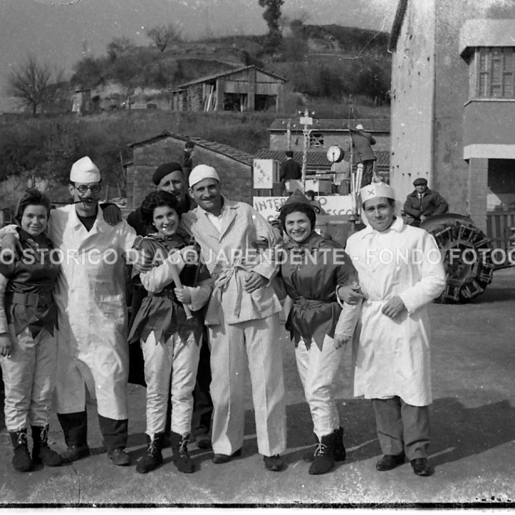 CB2.30.12 Carnevale 1962 Gruppo di maschere