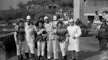 CB2.30.12 Carnevale 1962 Gruppo di maschere