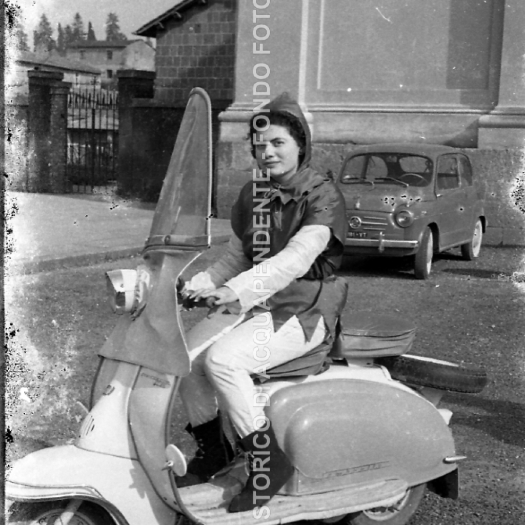 CB2.30.2 Carnevale 1962 - Maschera su Lambretta - Copia