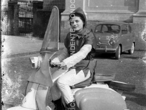 CB2.30.2 Carnevale 1962 - Maschera su Lambretta - Copia