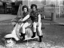 CB2.30.3 Carnevale 1962 - Maschere su Lambretta