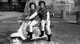 CB2.30.3 Carnevale 1962 - Maschere su Lambretta