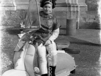 CB2.30.4 Carnevale 1962 - Maschera su Lambretta