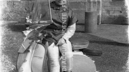 CB2.30.4 Carnevale 1962 - Maschera su Lambretta