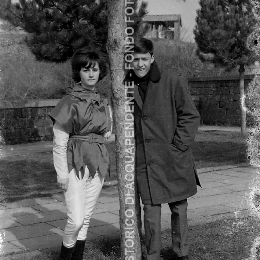 CB2.30.9 Carnevale 1962 - Maschera e ragazzo