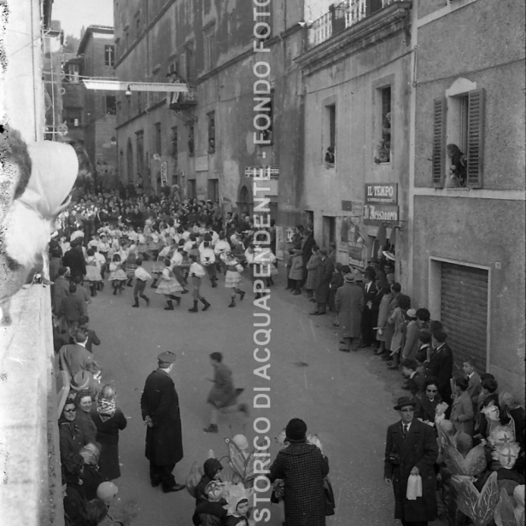 CB2.31.3 Carnevale 1962 - Esibizione Gruppo Maschere