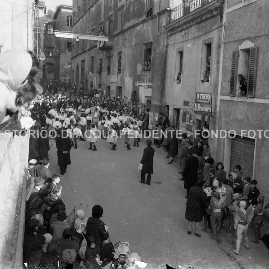 CB2.31.4 Carnevale 1962 - Esibizione Gruppo Maschere