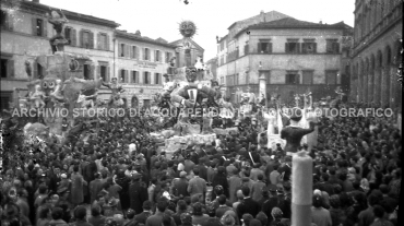 CB2.31.12 Carnevale 1962 - In Piazza