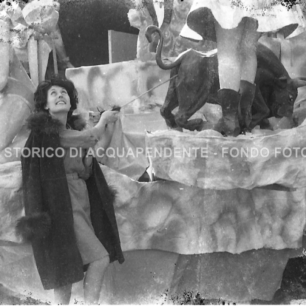 CB2.31.39 Carnevale 1962 - Ragazza fotografata su carro