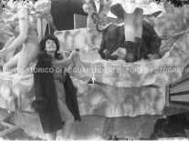 CB2.31.39 Carnevale 1962 - Ragazza fotografata su carro