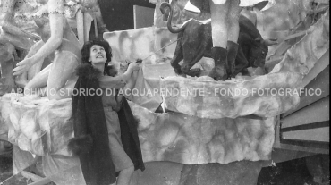 CB2.31.39 Carnevale 1962 - Ragazza fotografata su carro