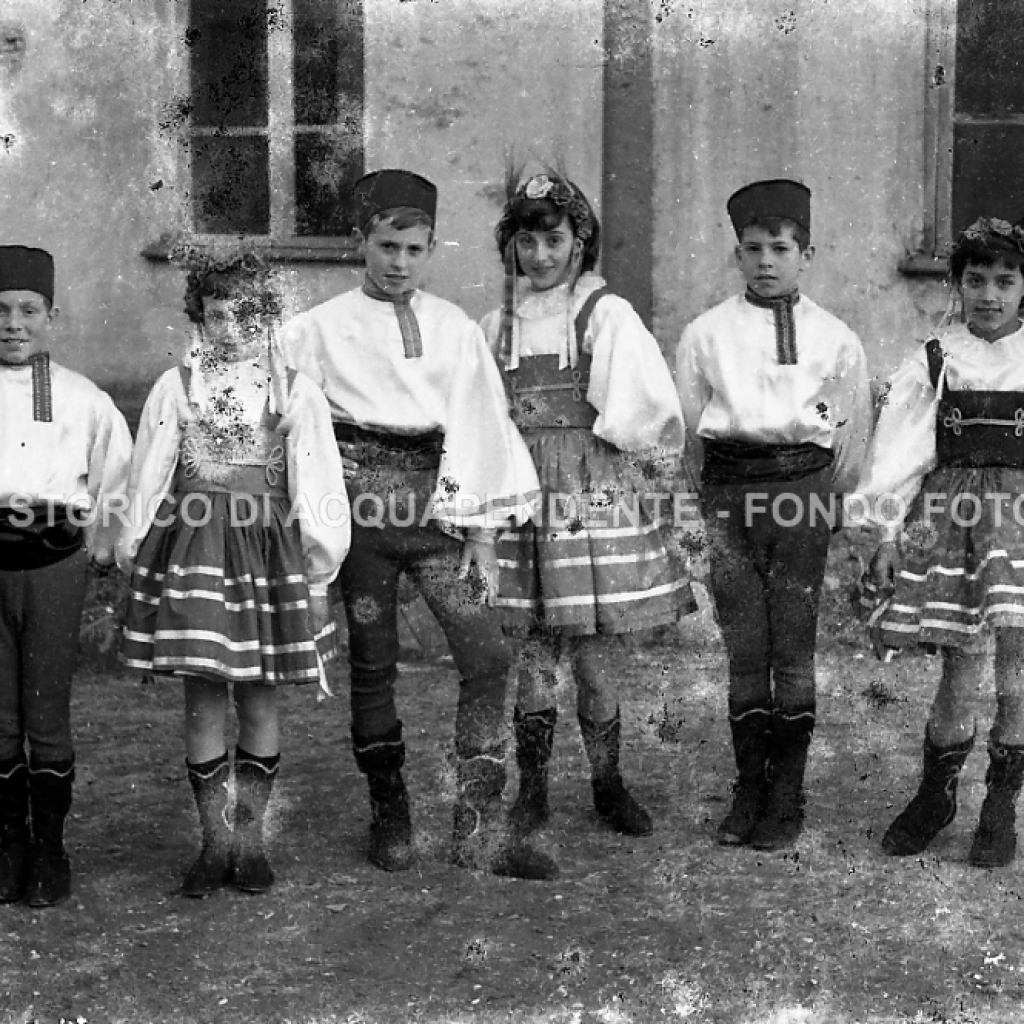 CB2.31.5 Carnevale 1962 - Gruppo maschere