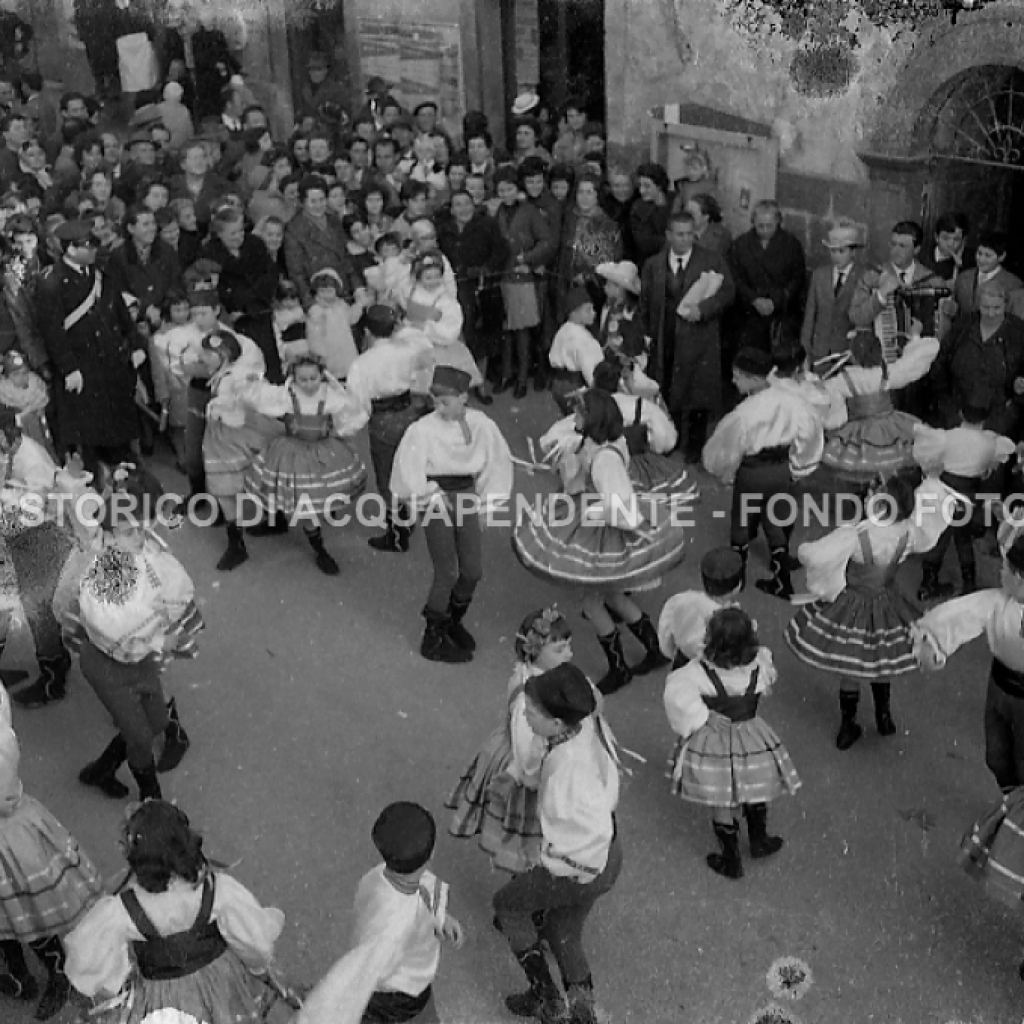 CB2.32.15 Carnevale 1962 - Esebizioni Gruppo Maschere