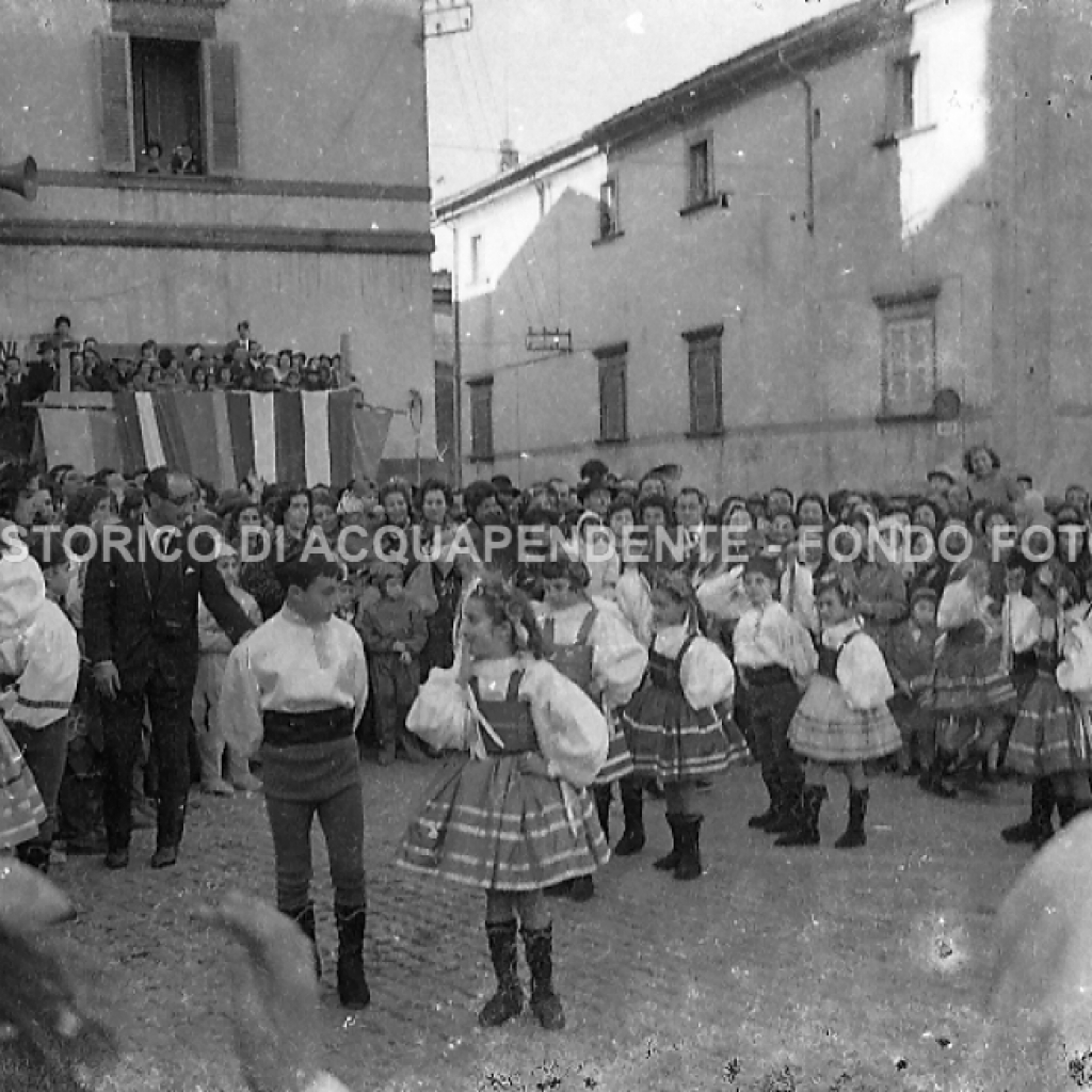 CB2.32.19 Carnevale 1962 - Esebizioni Gruppo Maschere