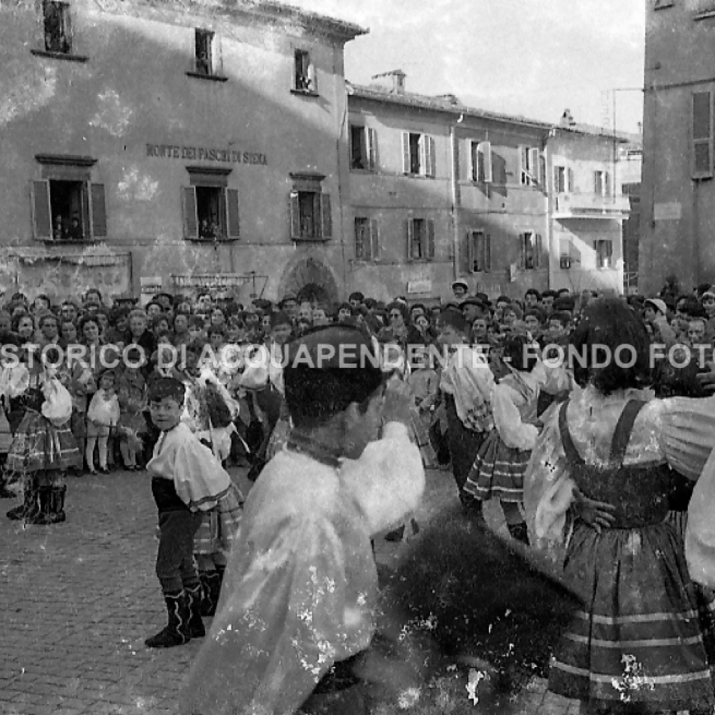 CB2.32.20 Carnevale 1962 - Esebizioni Gruppo Maschere