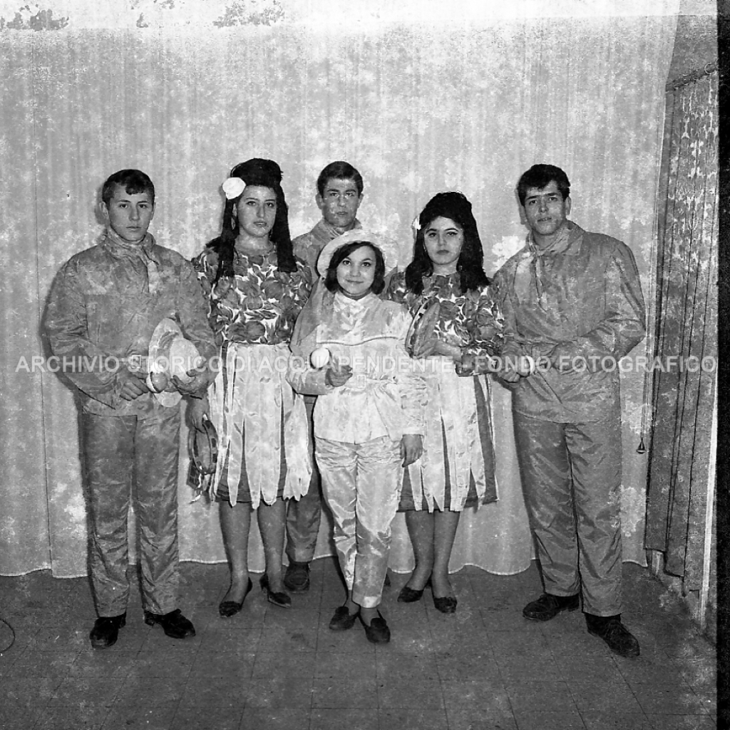 CB2.36.7 Carnevale 1963 - Gruppo Maschere